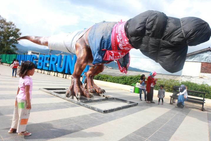 Patung Dinosaurus Ditolak Warga Uber
