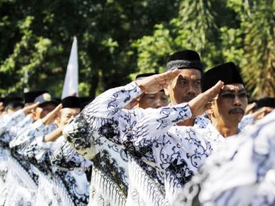 Kembalikan Wibawa Guru! Penegakkan Disiplin, Bukan Kriminal guru pns