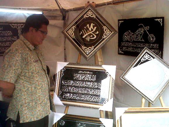 Sentuhan Gambar Motor yang Dibuat oleh Penyandang Disabilitas kaligrafi