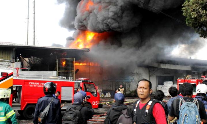 pabrik BMW kebakaran