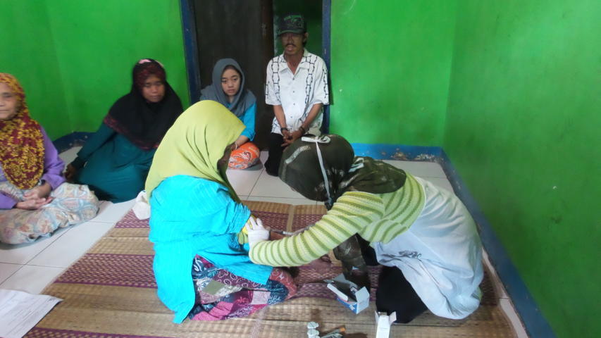Yani Mulai Diobati, Petugas Puskesmas Ambil Sampel Darah yani