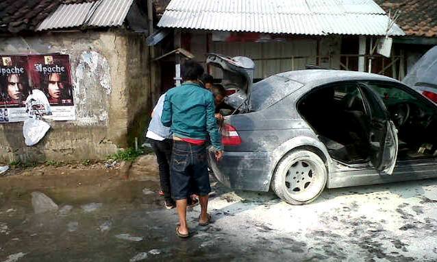 Sedan BMW Terbakar di Pinggir Jalan BMW terbakar