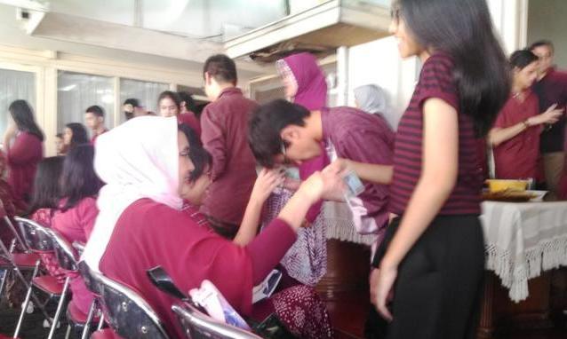 Cium Tangan, Selfie hingga Berebut Makan Gulai Otak