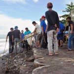Bersih2 pantai -