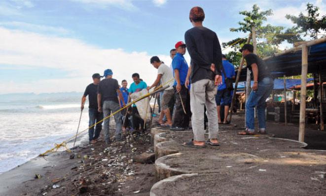 Bersih2 pantai -