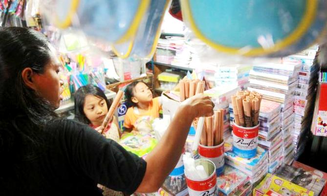 Jelang Masuk Sekolah Toko Alat Tulis Mulai Ramai alat-tulis