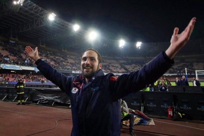 Jurang Semakin Melebar, Higuain Resmi ke Nyonya Tua gonzalo-higuain -