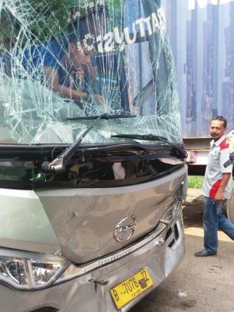 Bus Persib Tabrakan, Pemain Selfie Ria