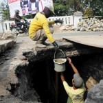 Perbaiki gorong-gorong jalan (12)