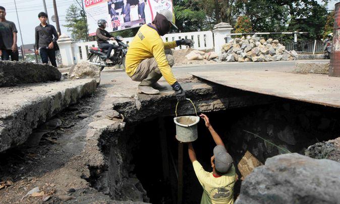Perbaiki gorong-gorong jalan (12)