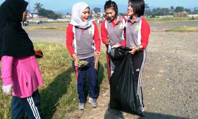 Ratusan Polwan Pungut Sampah Polwan