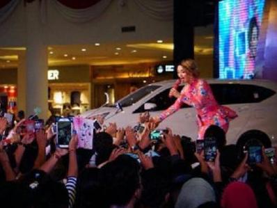 Bokong Zaskia Gotik Dicium Pria