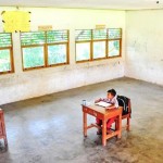 Kisah Siswa di Berbagai Daerah yang Sekolahnya Rusak Parah