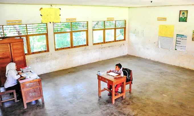 Kisah Siswa di Berbagai Daerah yang Sekolahnya Rusak Parah Kisah Siswa di Berbagai Daerah yang Sekolahnya Rusak Parah