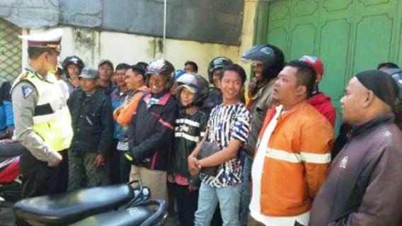 Puluhan Pengojeg Diajak Taati Peraturan Lalu Lintas sosialisasi