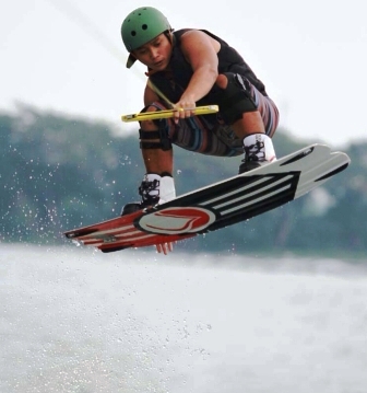 Damkar Bersihkan Ular di Venue Ski Air