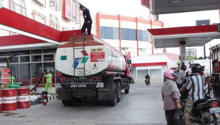 Hari Ini, Angkutan Barang Dilarang Beroperasi bongkar-bbm