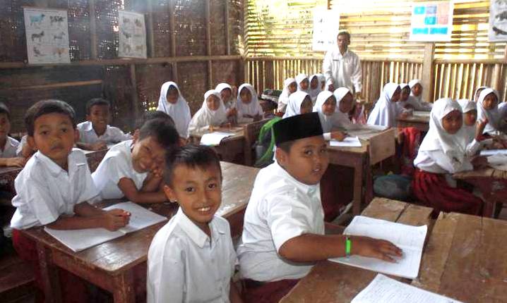 Kelas MI di Tasikmalaya Mirip Kandang Ayam