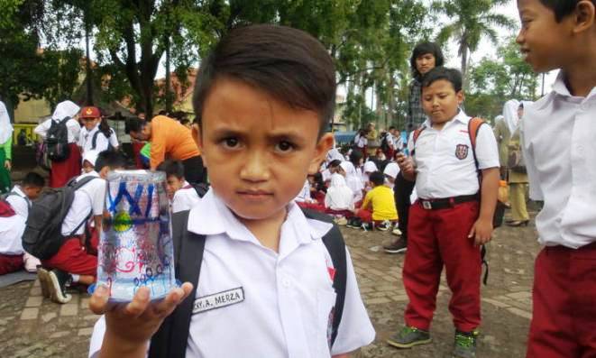 Ribuan Pelajar Melukis Cup Bekas go-green