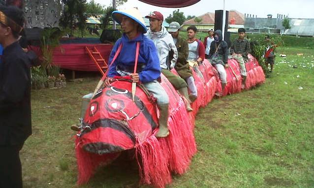 Tampilkan Parade dan Kesenian Jawa Barat Tampilkan Parade dan Kesenian Jawa Barat