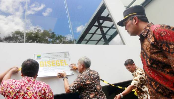 Spesifikasi Gedung Tidak Sesuai IMB, Emil Segel Bangunan Ilegal penyegelan-bangunan-tak-sesuai-izin