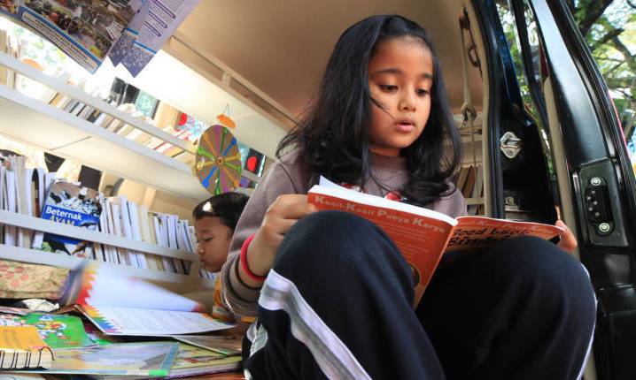 tingkatkan-minat-baca-melalui-gerobak-buku