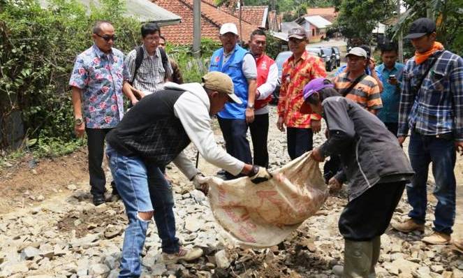 Abubakar Pantau Langsung Jalan Saguling abubakar