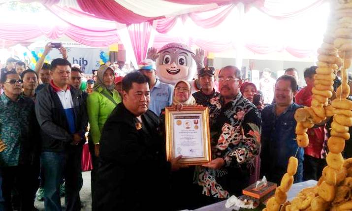 Sebanyak 8.253 Comro Setinggi 2,5 Meter, KBB Berhasil Pecahkan Rekor Baru comro