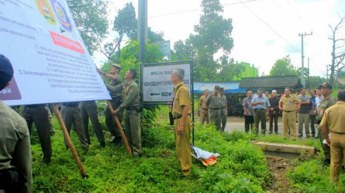 KLH Soroti Pemasangan Reklame di Pohon pp-cimahi