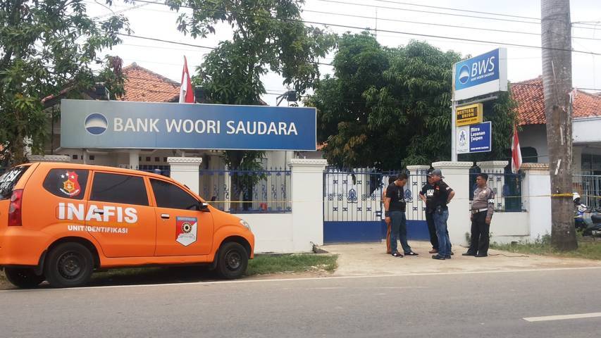 Bank Woori Saudara Dirampok, Pelaku Berhasil Gasak Uang Rp73 Juta olah-tkp-bank