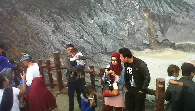 Gunung Tangkubanparahu Membius Para Pengunjung dari Berbagai Wilayah Gunung Tangkubanparahu Membius Para Pengunjung dari Berbagai Wilayah