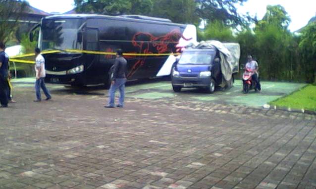 Segel Bus dan Vila Milik Gatot villa Gatot Brajamusti