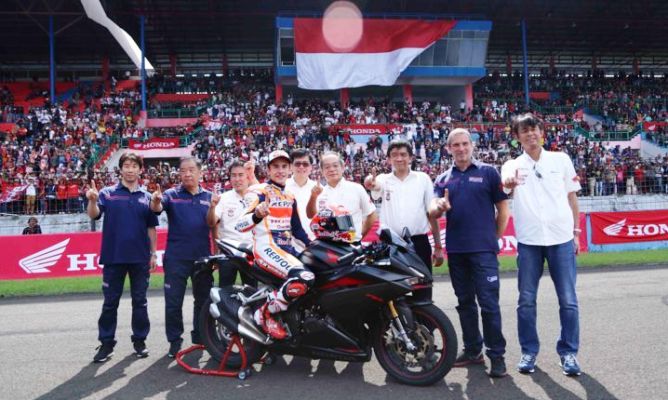 Marc Marquez Rayakan Kemenangan MotoGP 2016 ahm