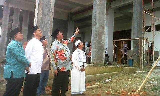 Abubakar Tinjau Pengerjaan Masjid, Pembangunan Akan Ditambah dari APBD Abubakar Tinjau Pengerjaan Masjid, Pembangunan Akan Ditambah dari APBD