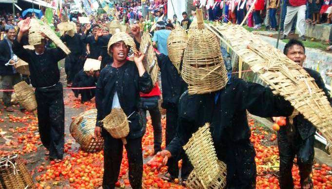 Perang Tomat Agenda Rutin Bulan Muharam perang-tomat