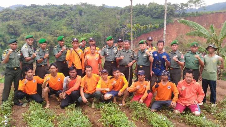 Tujuh Siswa Calon Danramil Pusdikter Pantau Lokasi Longsor Arjasari dansatdik