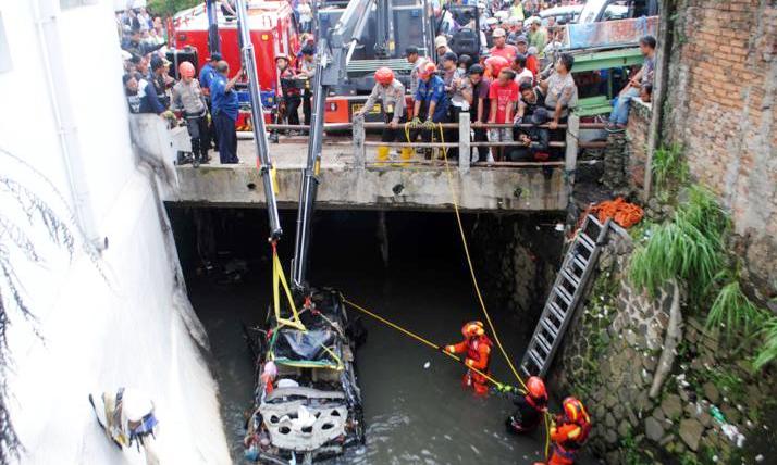 Sudah Diikat, Mobil Tetap Hanyut evakuasi-mobil