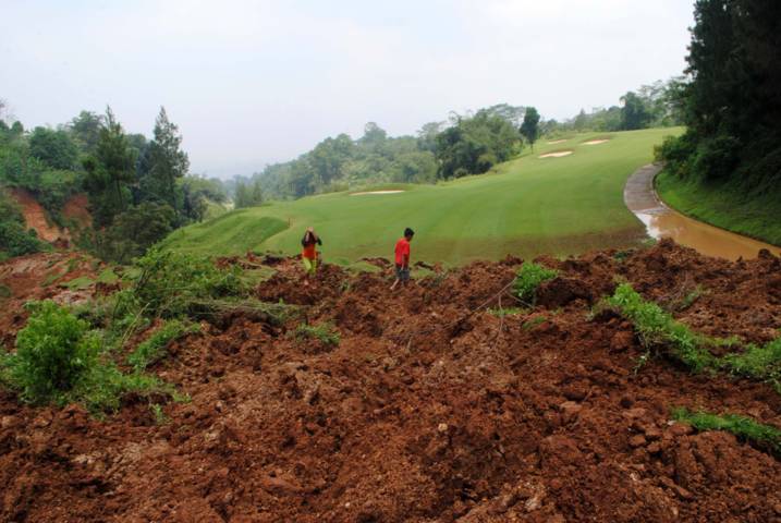Material Longsor Sumbat Arus Sungai, Warga Khawatir Banjir Garut Terjadi