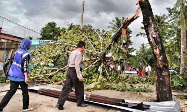 Dua Menit Mematikan, Puting Beliung Porak-Porandakan Ratusan Rumah puting-beliung