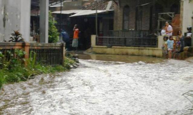 Air Sudah Melimpah Ke Kecamatan Margaasih banjir-margaasih