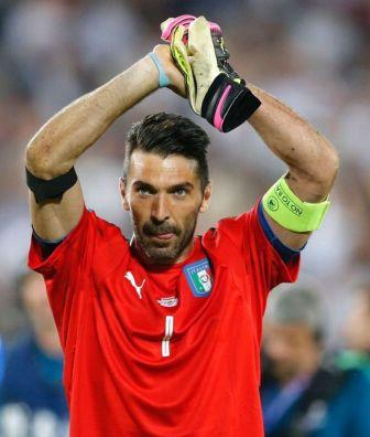 Buffon Nyaris Berkostum Barcelona