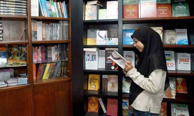 7 Sekolah Dapat Bantuan Buku dari USAID buku