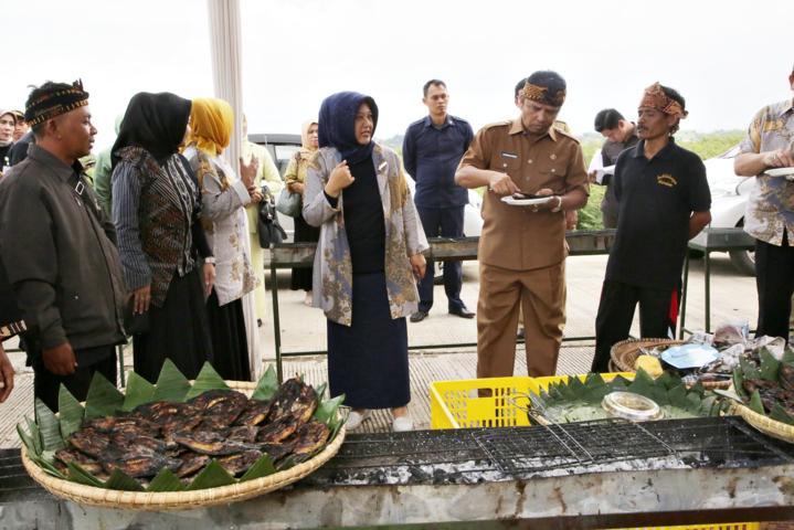 Dadang Naser Buka Hari Pangan Se-Dunia Tingkat Kabupaten Bandung Dadang Naser Buka Hari Pangan Se-Dunia Tingkat Kabupaten Bandung