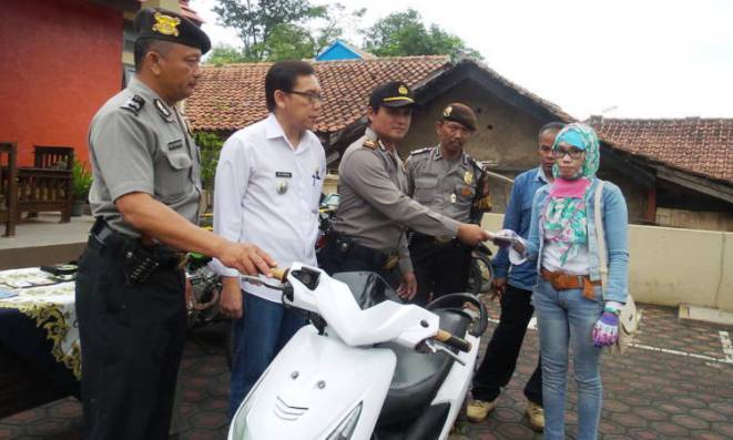 Lacak Identitas Korban, Polsek Ibun Serahkan Langsung Kendaraan Curian ke Rumah Pemiliknya Lacak Identitas Korban, Polsek Ibun Serahkan Langsung Kendaraan Curian ke Rumah Pemiliknya
