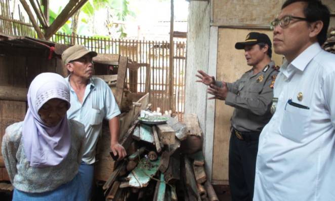 Polisi Bangun Rumah Mak Tenti polisi-bangun-rumah