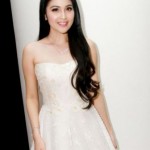 Sandra Dewi Anggun Berbusana Pengantin Putih