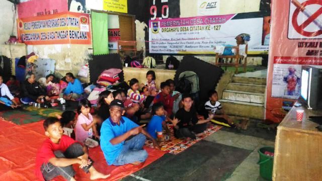 Salurkan Beras dan Anggota Tagana