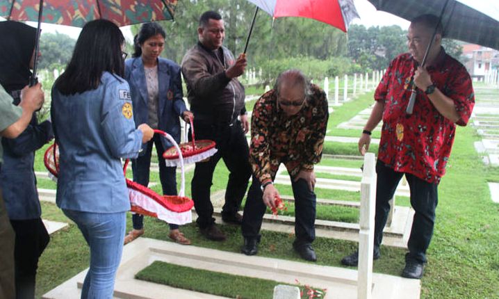 800 Mahasiswa Tabur Bunga, Kenang Jasa Pendiri Kampus UPDM (B) ziarah-makam