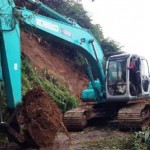 Material Longsoran Mulai Dibersihkan