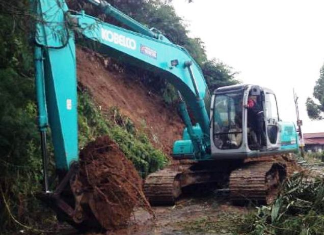 Material Longsoran Mulai Dibersihkan